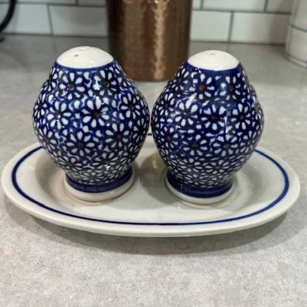 Boleslawiec Salt & Pepper Shaker set with Tray Polish Pottery
